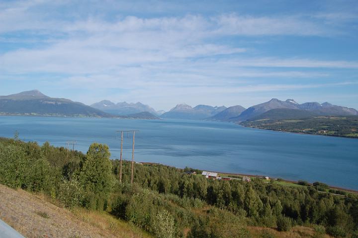 Sulla strada Tromso - Svolvaer (Lofoten).JPG - AI PIEDI DELLA RUPE